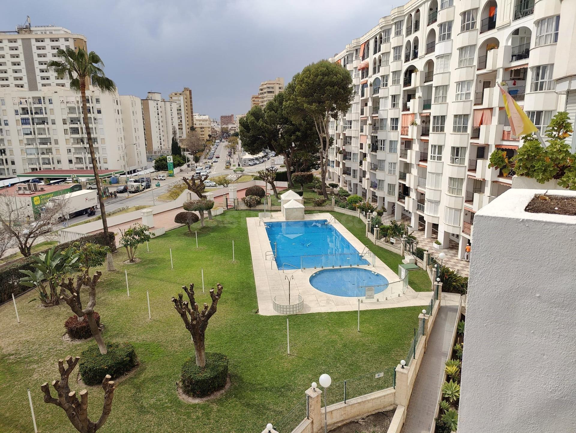 ALQUILER POR TEMPORADAS DE INVIERNO O VERANO EN LOS BOLICHES. 2 DORMITORIOS. PISCINA Y PARKING
