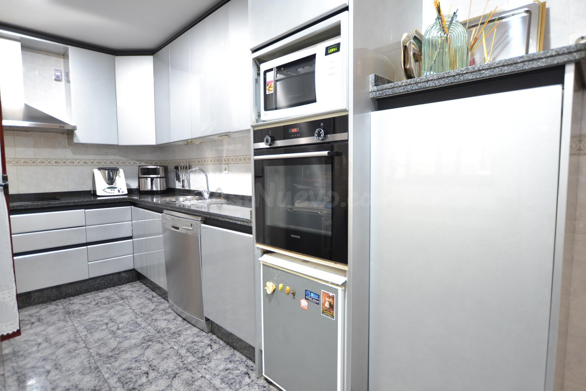 Espectacular piso de 5 habitaciones, garaje, terraza... junto Av. Aeropuerto y Vista Alegre!!!