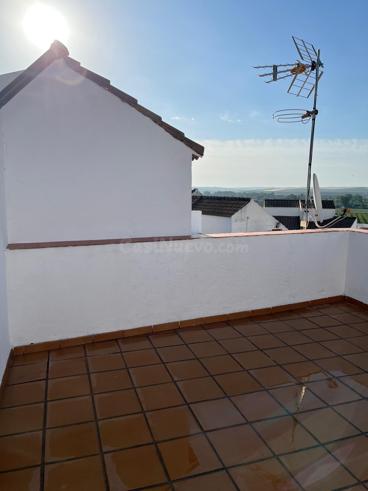 Adosado con vistas al Castillo y piscina comunitaria - foto 3
