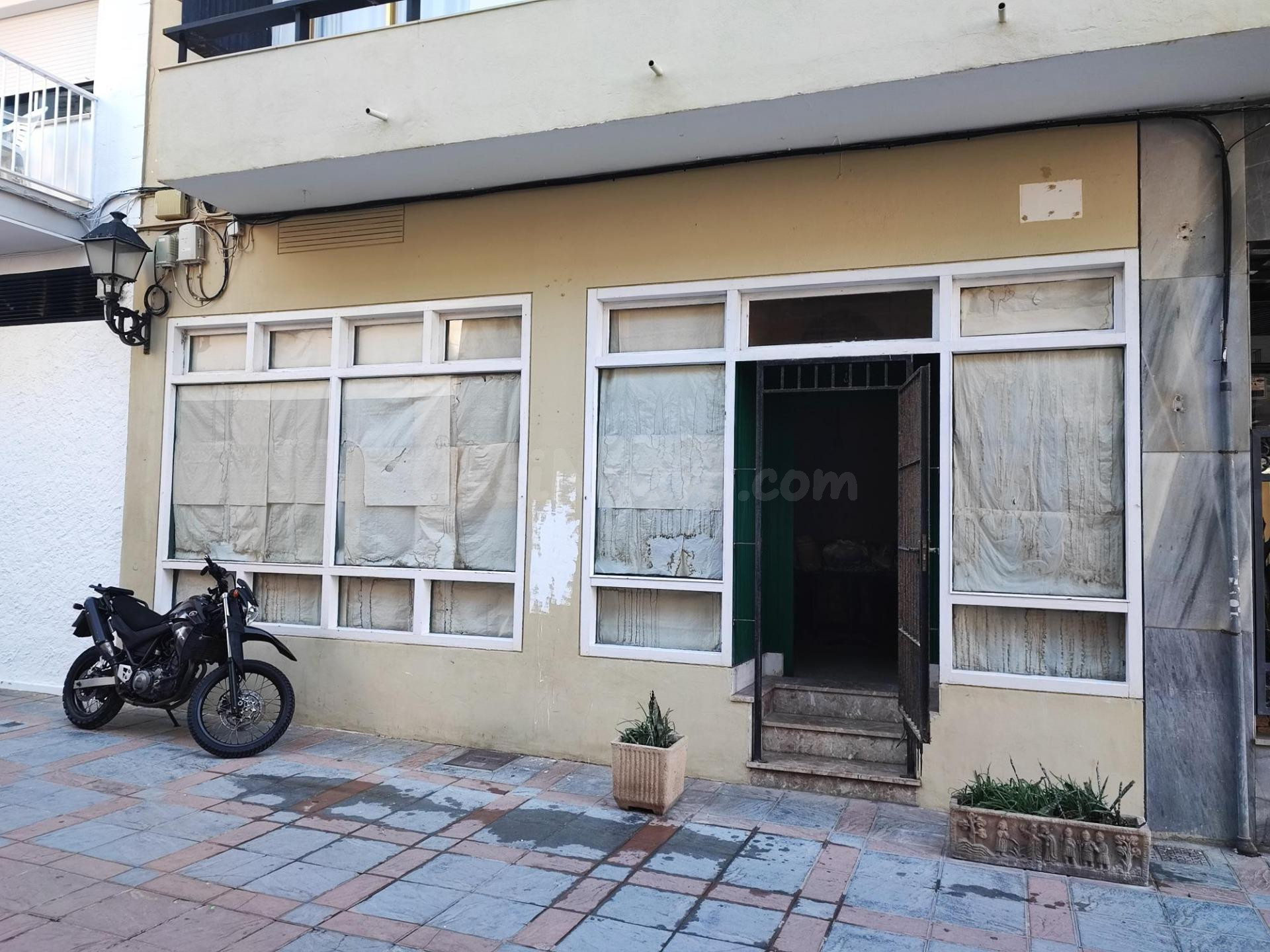 ALQUILER LOCAL COMERCIAL C. CASTILLO FUENGIROLA, A UN PASO DEL PASEO MARITIMO. A REFORMAR