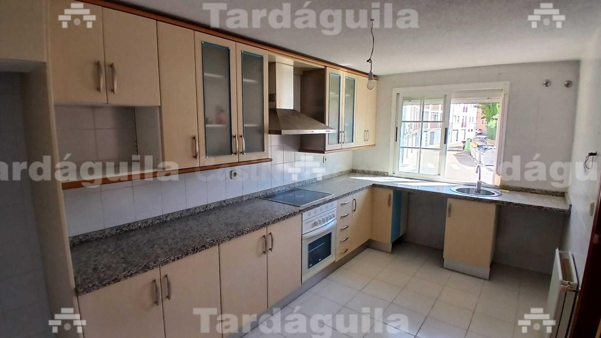 CHALET ADOSADO EN VILLARES DE  LA REINA - foto 3