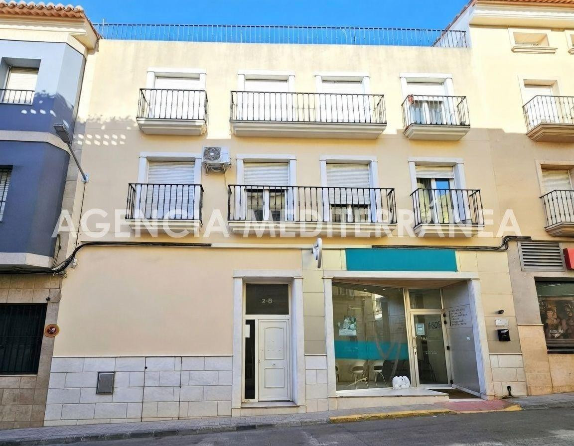Amplio piso de 3 dormitorios con gran terraza y trastero en el centro de Pedreguer