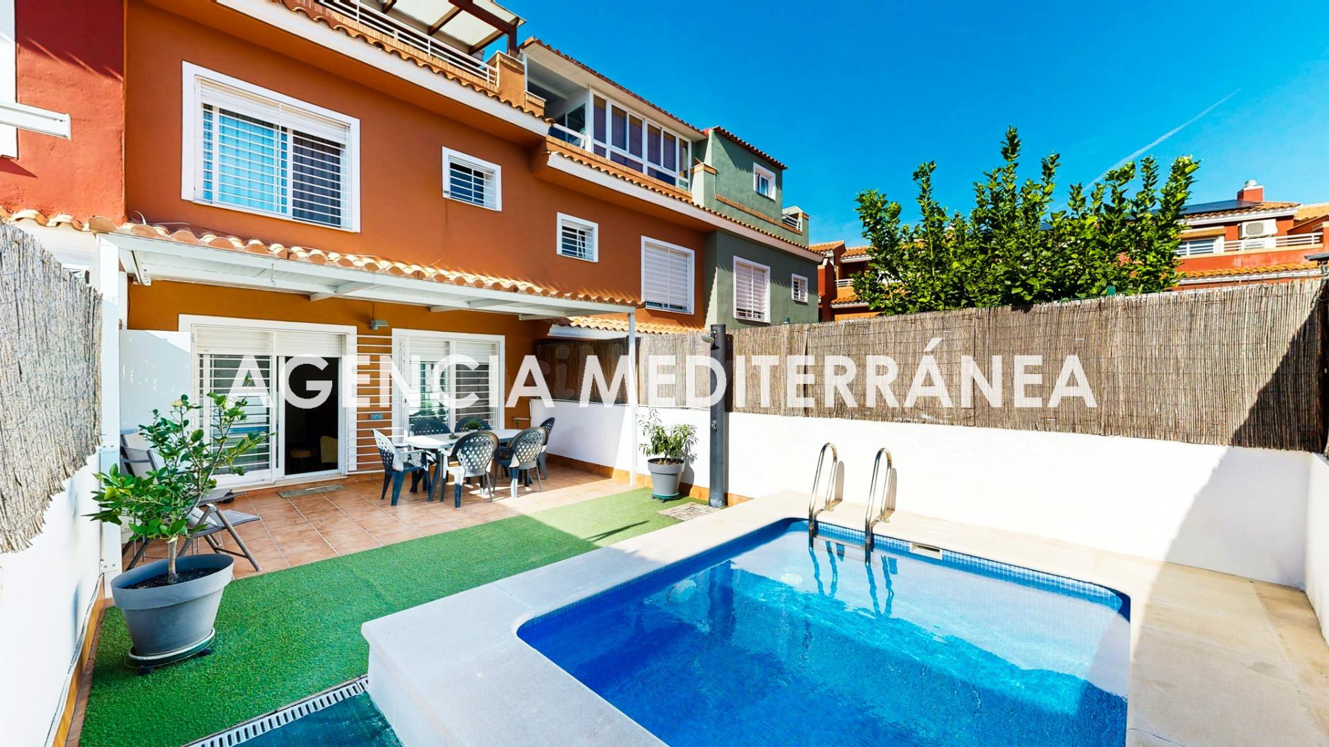Adosado en venta en San Antonio de Benageber, con piscina independiente.