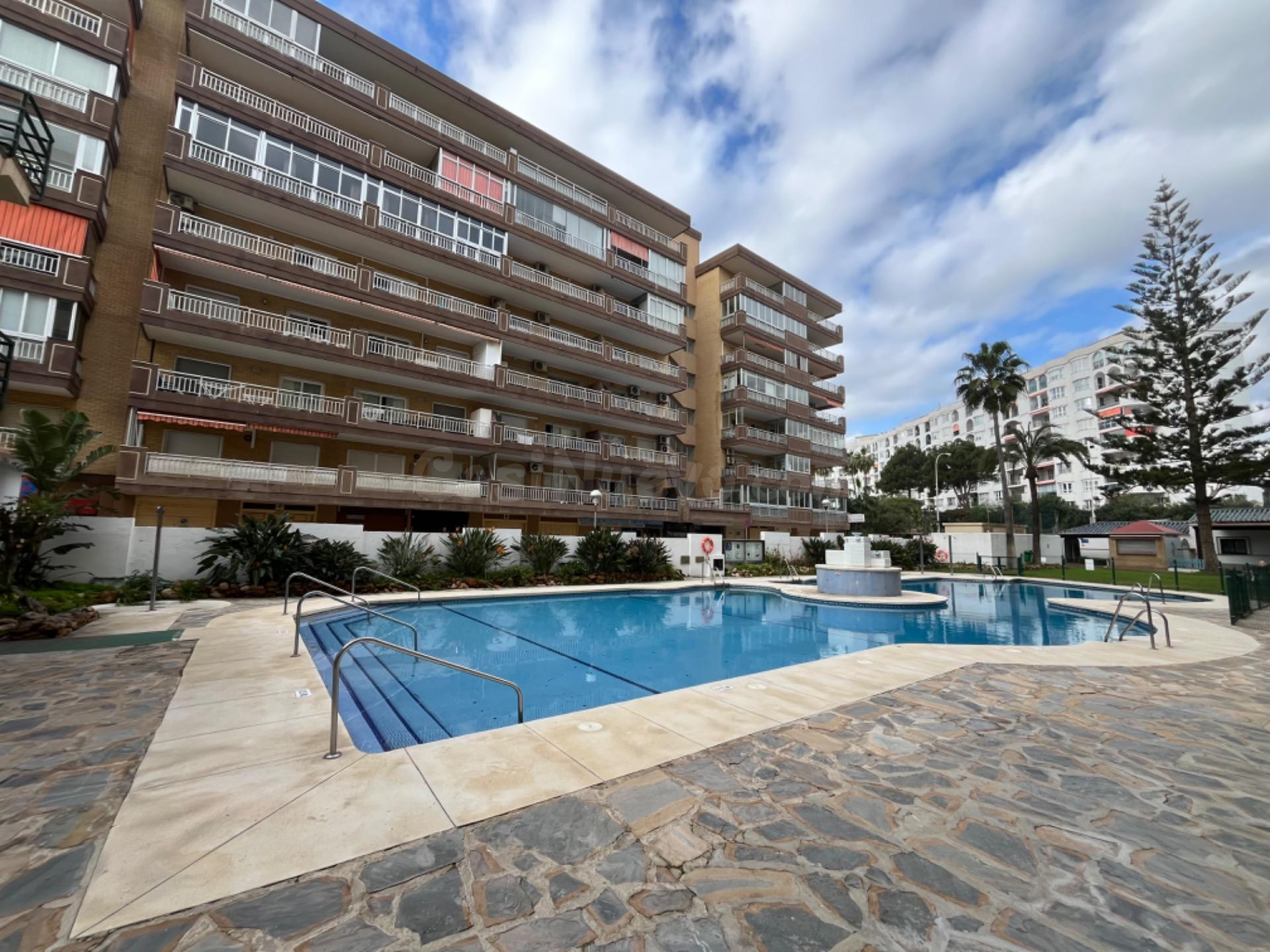Acogedor apartamento en Los Boliches, frente al mar – Urbanización con piscina y parking