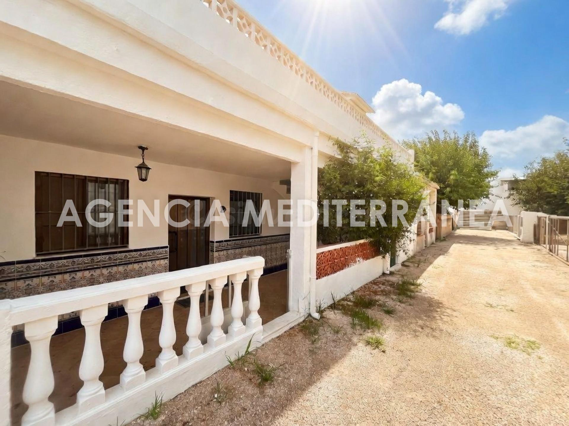 Casa / Chalet adosado ubicado en 1ª linea de la playa Deveses- Oliva