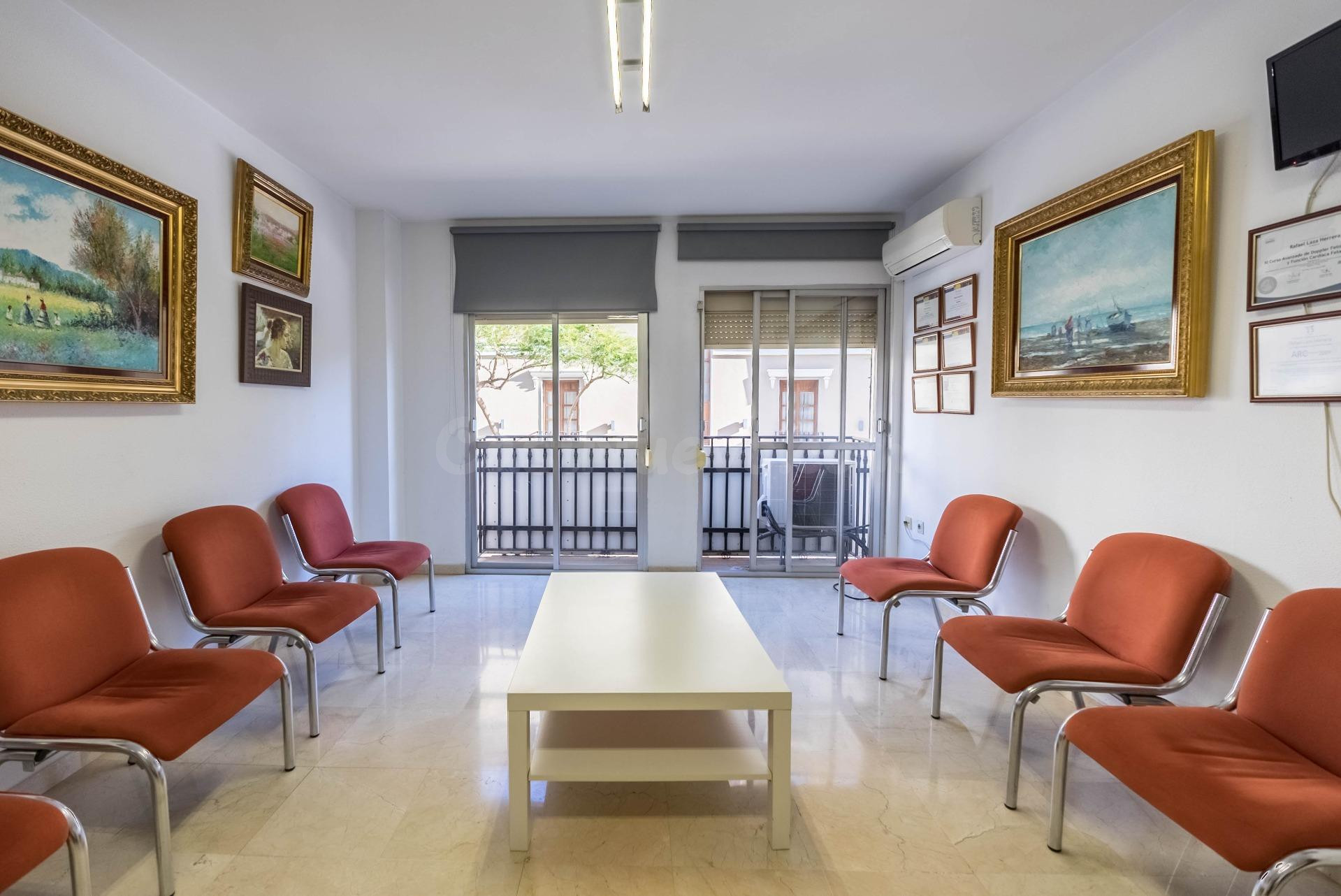 PISO/CONSULTA, en el Corazón de Fuengirola: ¡Oportunidad de Inversión!