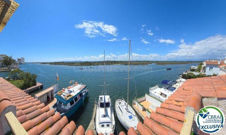 Exclusiva casa con amarre de 10x4 m y vistas al parque natural, canal, y mar en Roses