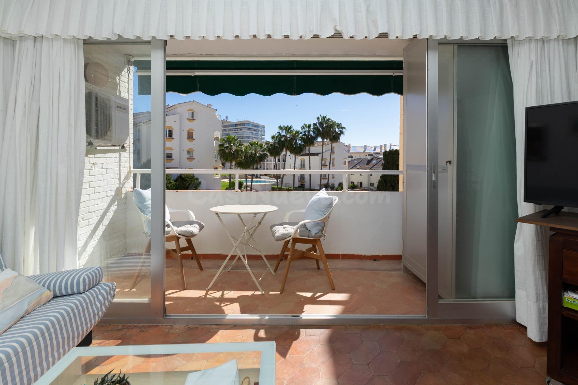 Apartamento con terraza y piscina a diez minutos del mar, en Torreblanca