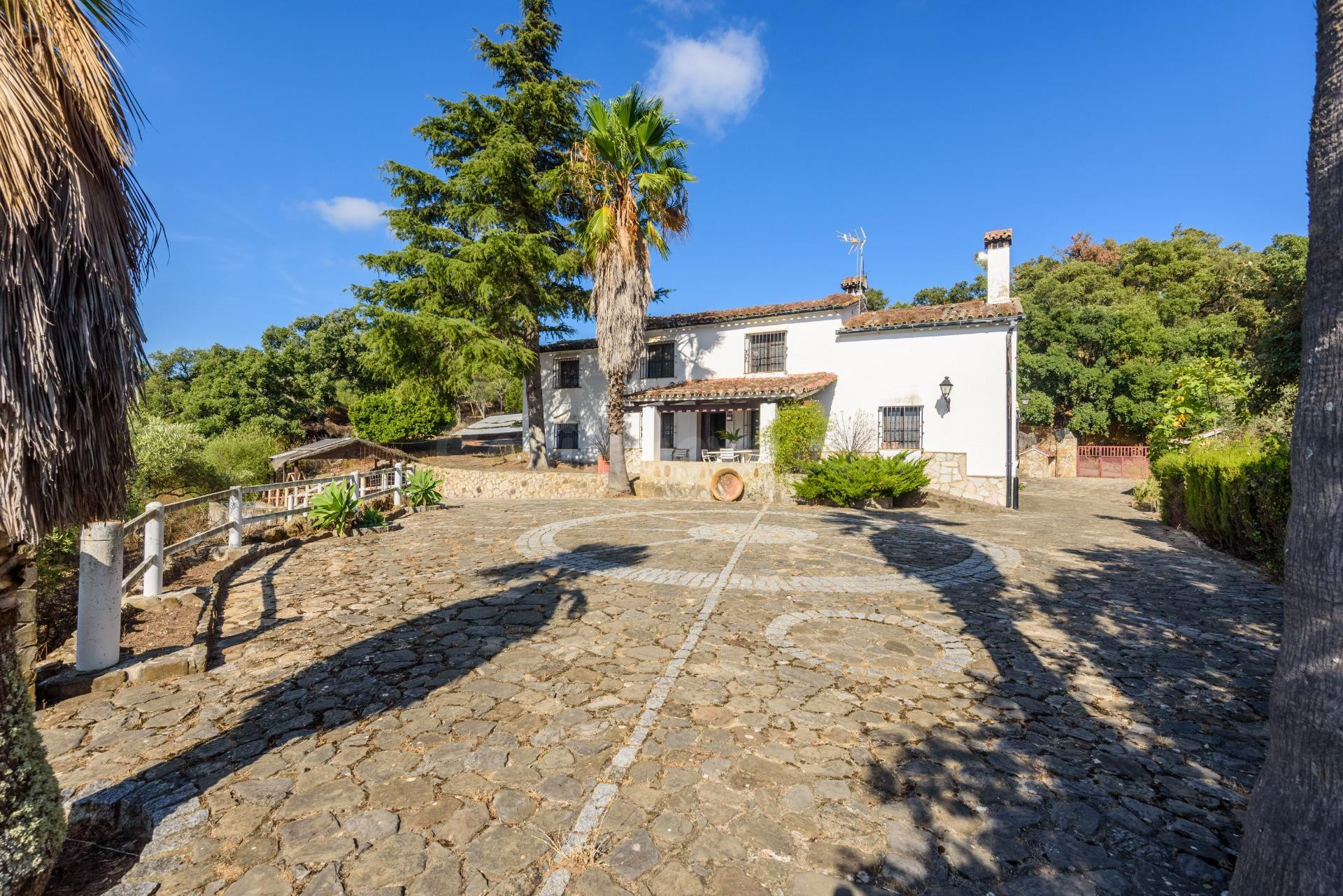 EXCLUSIVA FINCA RÚSTICA CON CHALET, CASA DE INVITADOS Y VISTAS ESPECTACULARES EN PLENO PARQUE NATURAL LOS ALCORNOCALES – CORTES DE LA FRONTERA