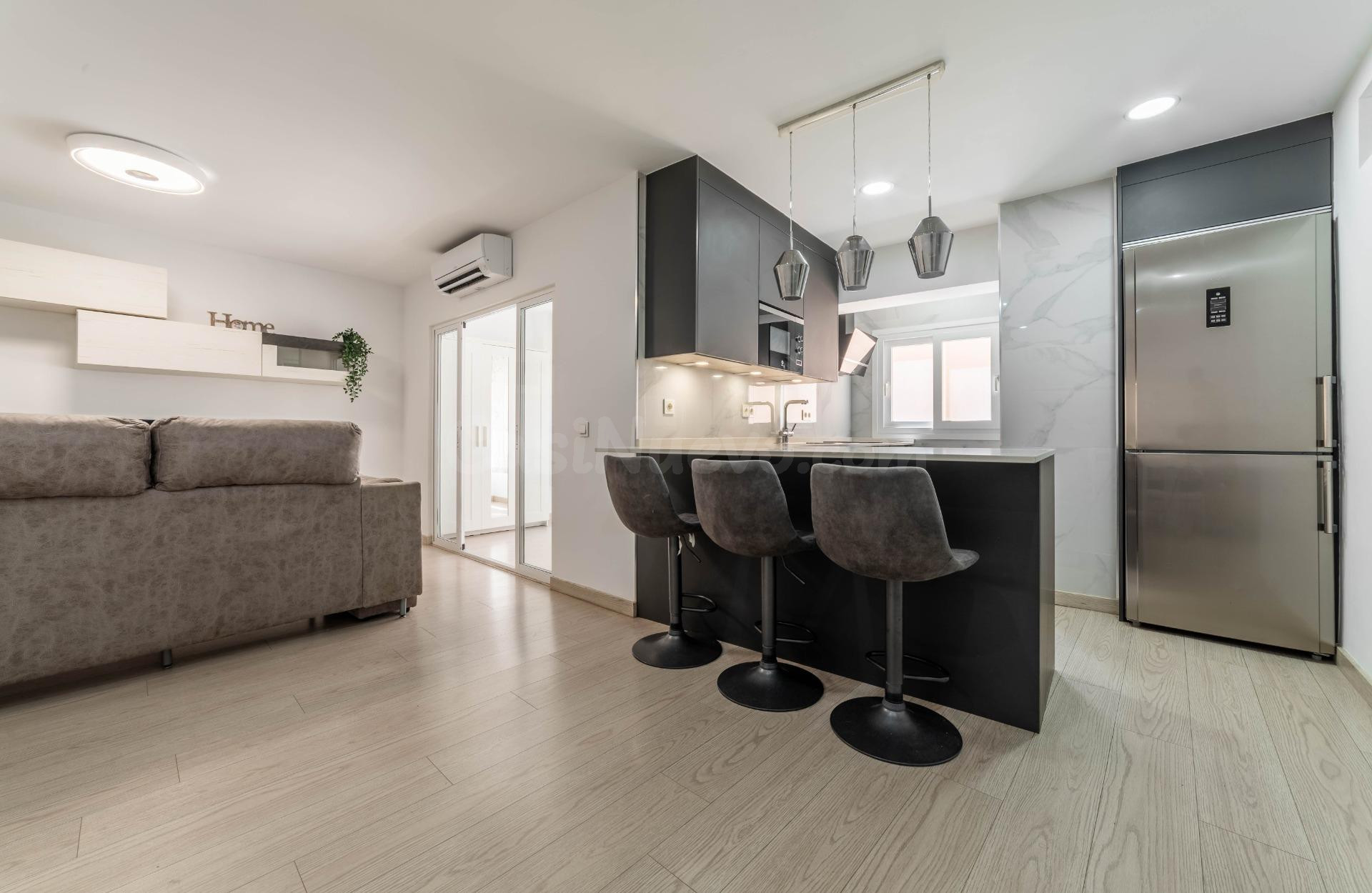 PISO REFORMADO DE 3 DORMITORIOS CON TERRAZA, JUNTO AL METRO Y A 12 MIN DE LA PLAYA