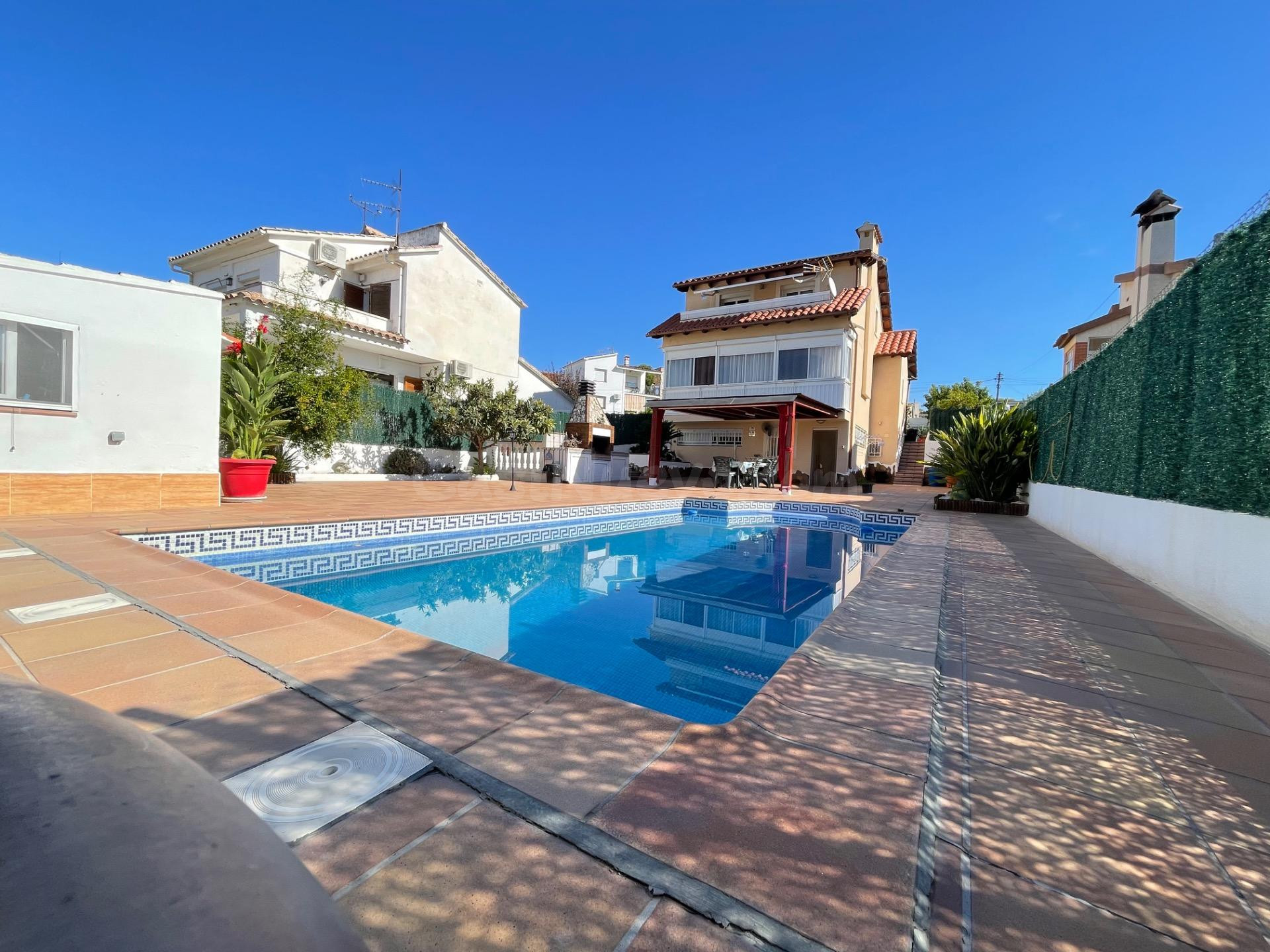 CASA INDEPENDIENTE CON 5 habitaciones PLACAS SOLARES Y GRAN 