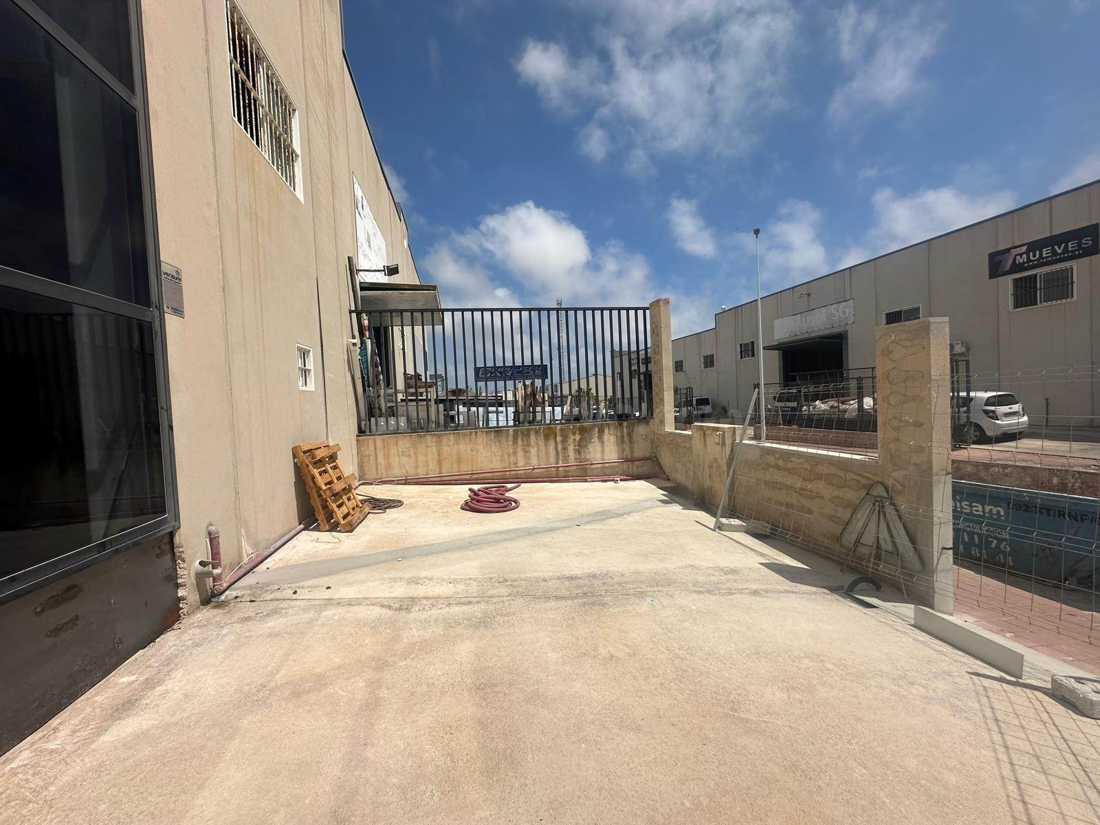 SE ALQUILA NAVE INDUSTRIAL DE 400 M2 EN DOS PLANTAS Y 59 M2 DE PATIO EN EL POLIGONO INDUSTRIA CASA GRANDE DE TORREVIEJA