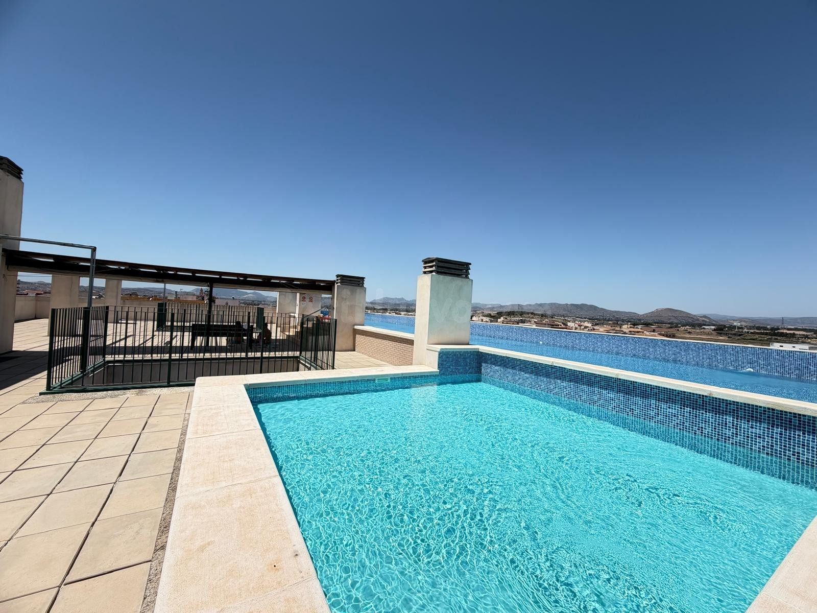 Amplia vivienda con piscina, garaje, trastero y espectaculares vistas en Monforte del Cid