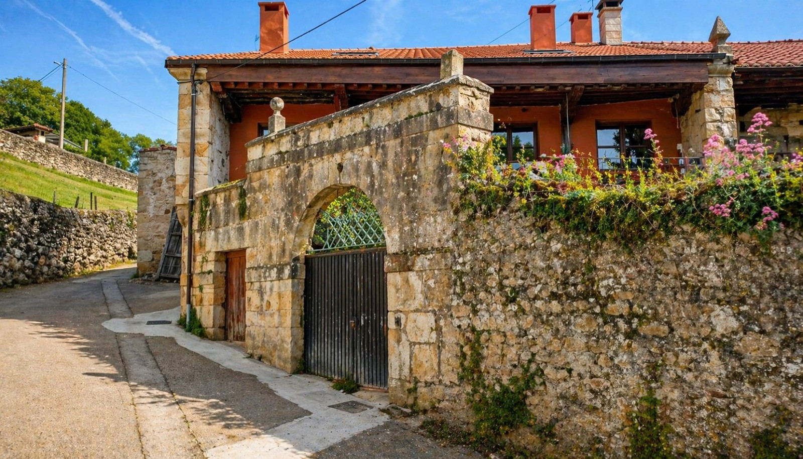 CASA ADOSADA EN UN ENTORNO PRIVILEGIADO.-
