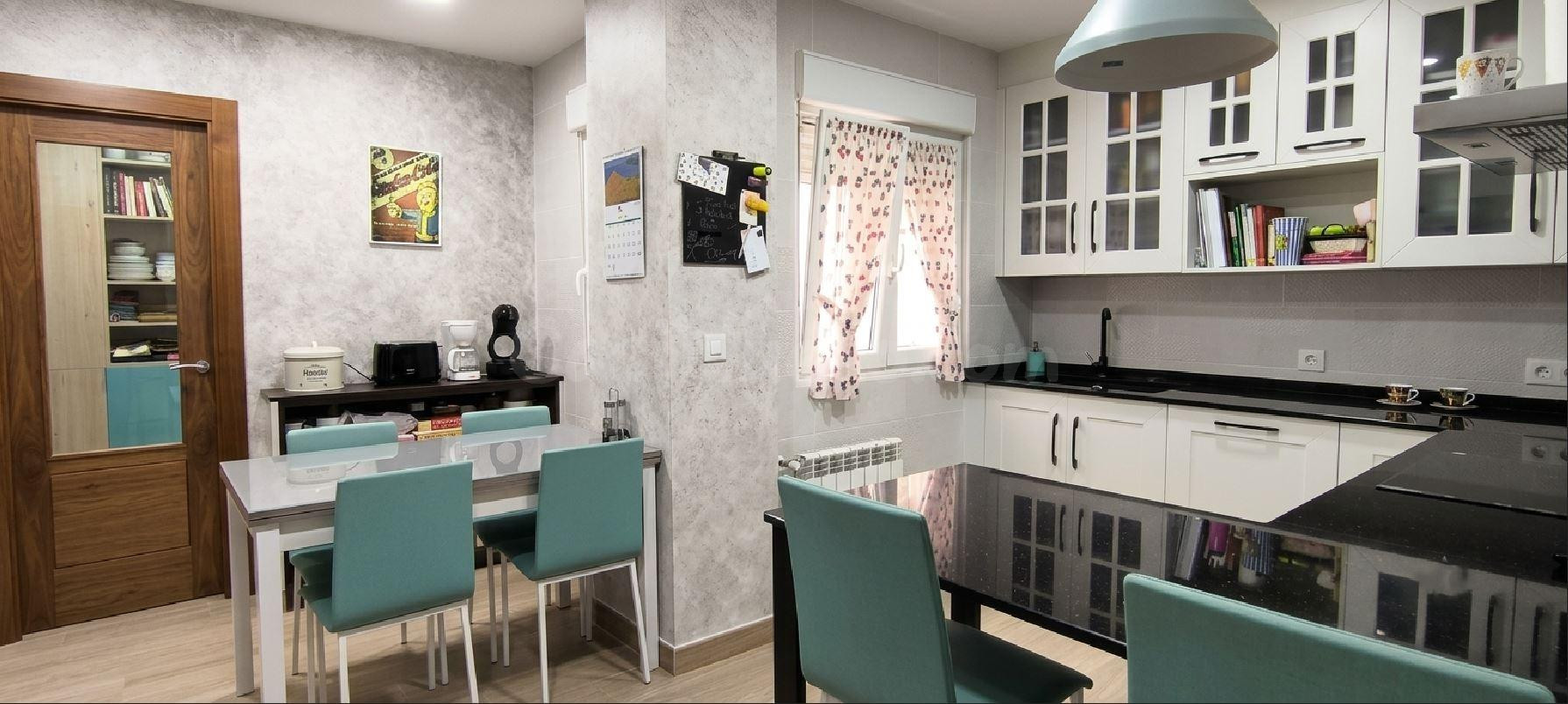 EXCLUSIVO PISO DE MÁS DE 175 METROS CUADRADOS EN EL CENTRO DE TORRELAVEGA.-