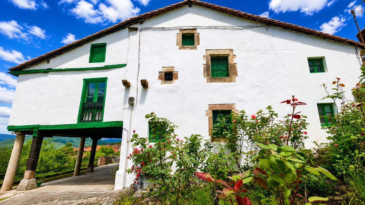 Gran casa tradicional cántabra de piedra con parcela urbana - foto 2