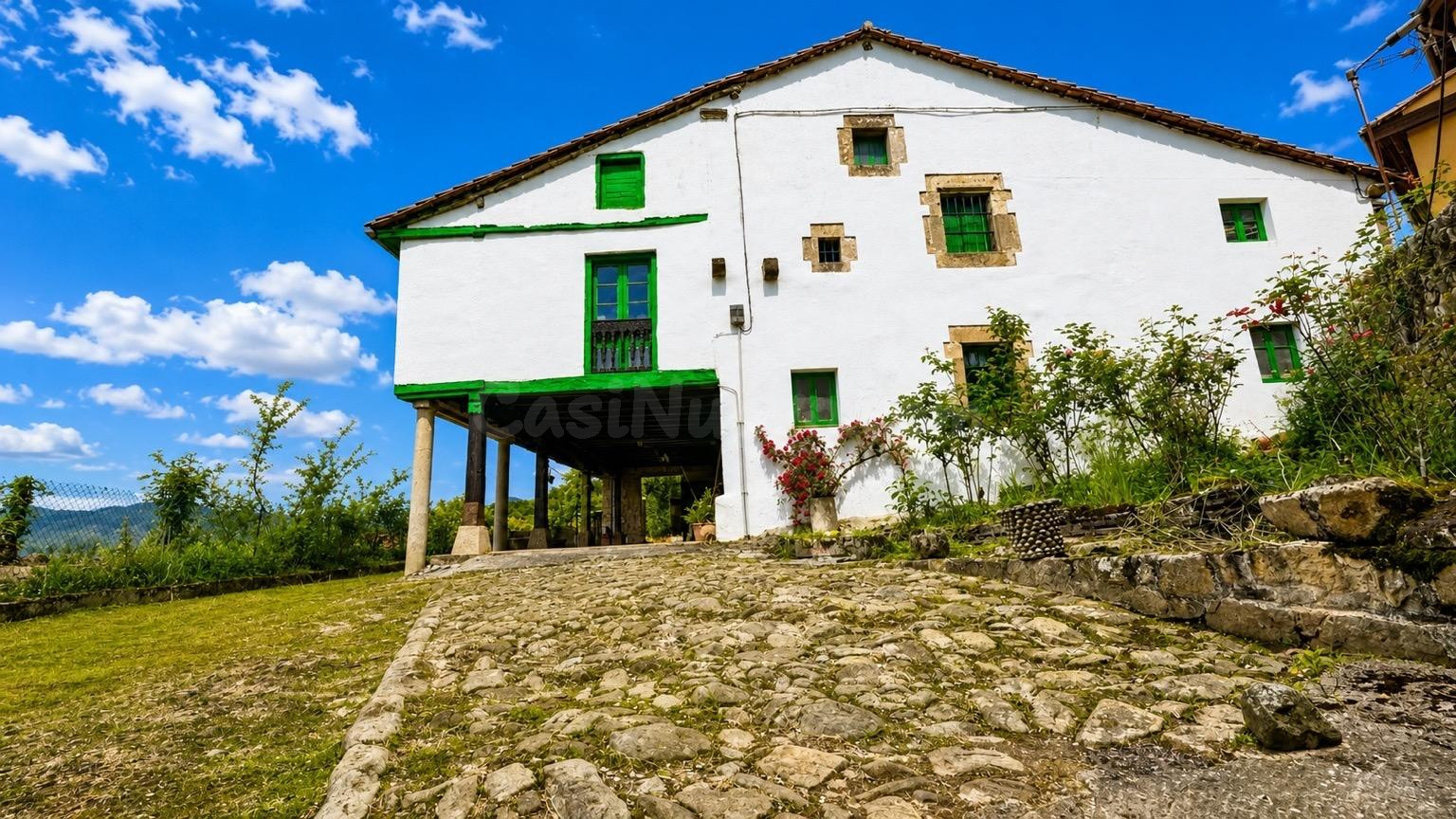 Gran casa tradicional cántabra de piedra con parcela urbana - foto 3