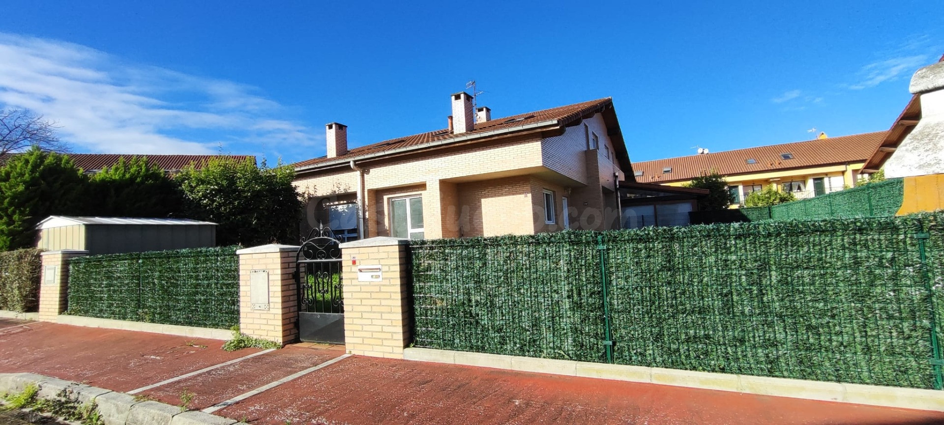 CHALET CON JARDÍN A UN PASO DEL CENTRO DE TORRELAVEGA.-