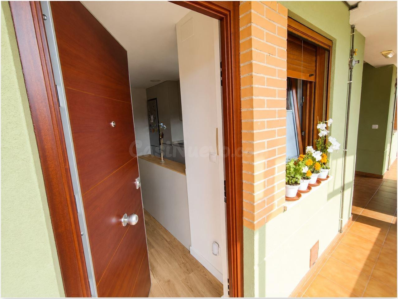 ¡LISTO PARA ENTRAR A VIVIR! AMPLIO Y LUMINOSO PISO EN DOS ALTURAS EN URBANIZACIÓN PRIVADA.-