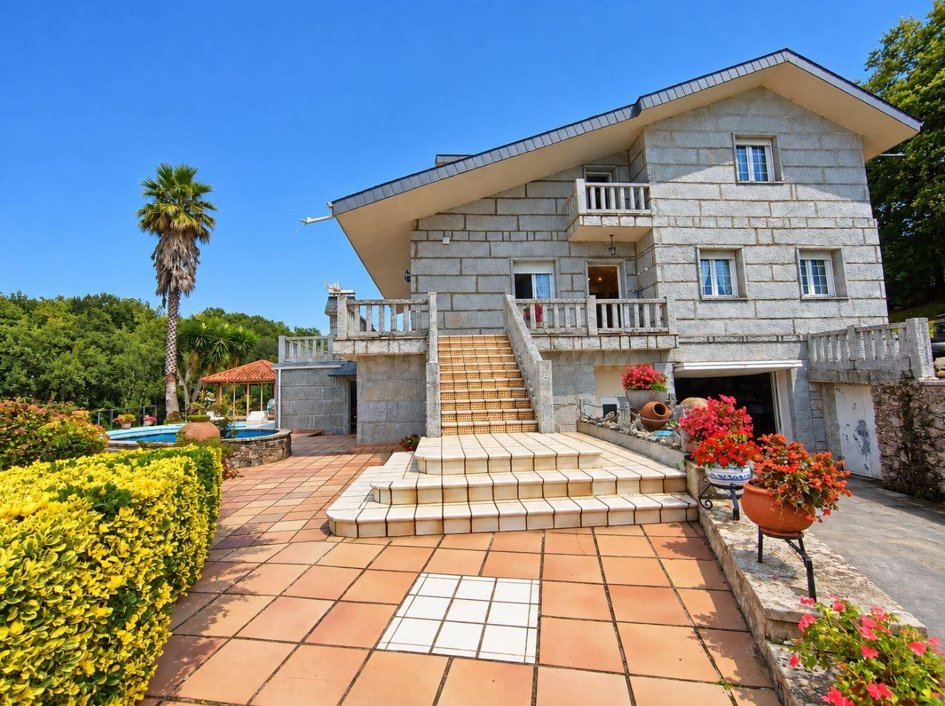 EXCLUSIVA PROPIEDAD EN PARCELA DE 5.000 M2 CON PISCINA,  Y V
