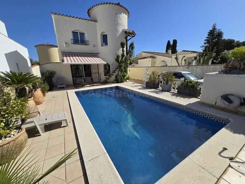 Casa con piscina y licencia turística - sector Peni - foto 2