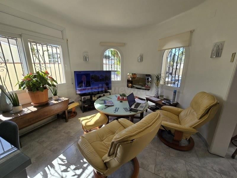 Casa con piscina y licencia turística - sector Peni - foto 5