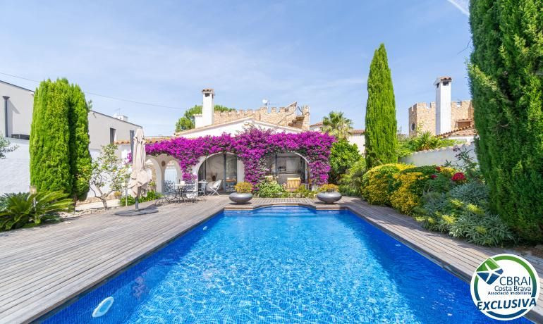 Espectacular casa reformada con piscina en Empuriabrava