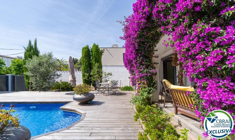 Espectacular casa reformada con piscina en Empuriabrava - foto 2