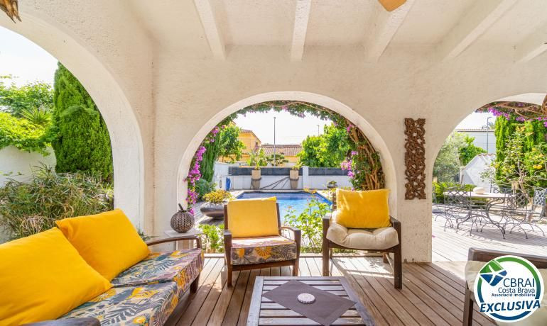 Espectacular casa reformada con piscina en Empuriabrava - foto 4
