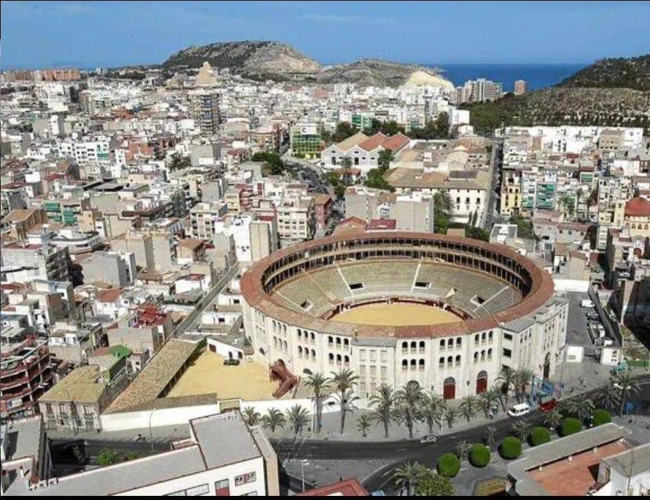 EDIFICIO DE CUATRO PLANTAS  A 3 MINUTOS DE PLAZA DE TOROS