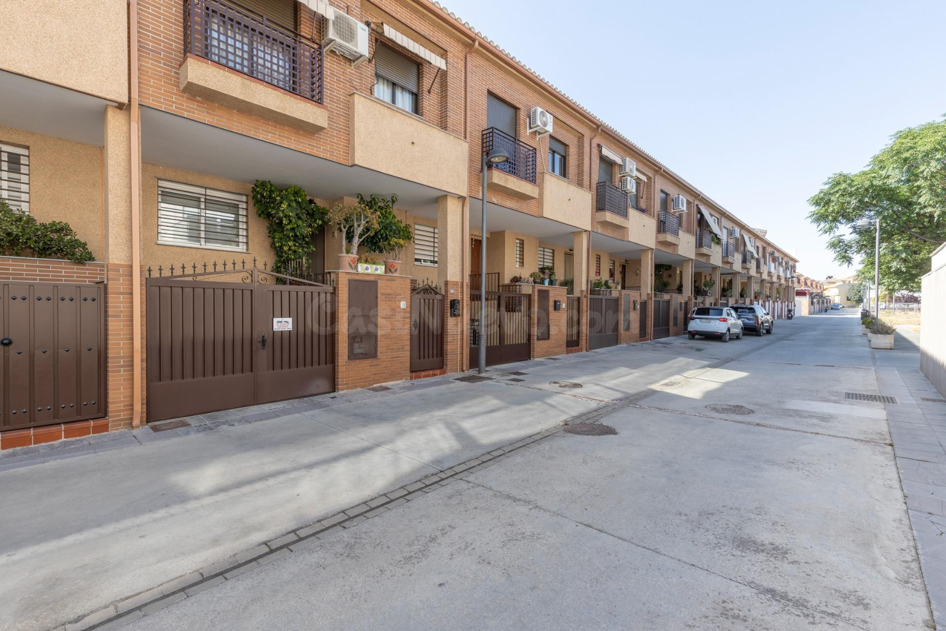 ¡EXCLUSIVA VIVIENDA UNIFAMILIAR CON PATIO PRIVADO EN ARMILLA!