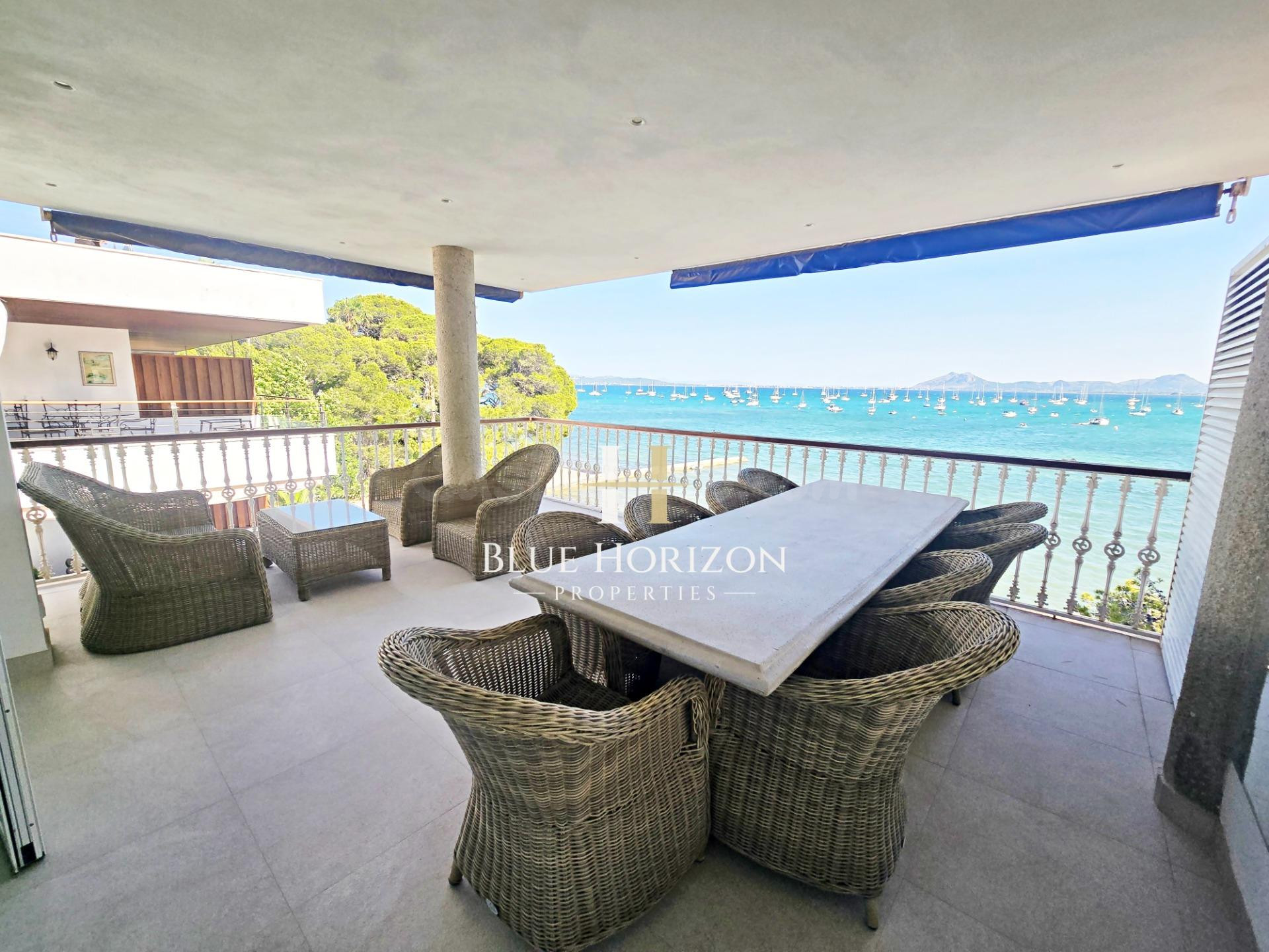 Apartamento exclusivo en primera línea con vistas panorámicas al mar en Puerto Pollensa