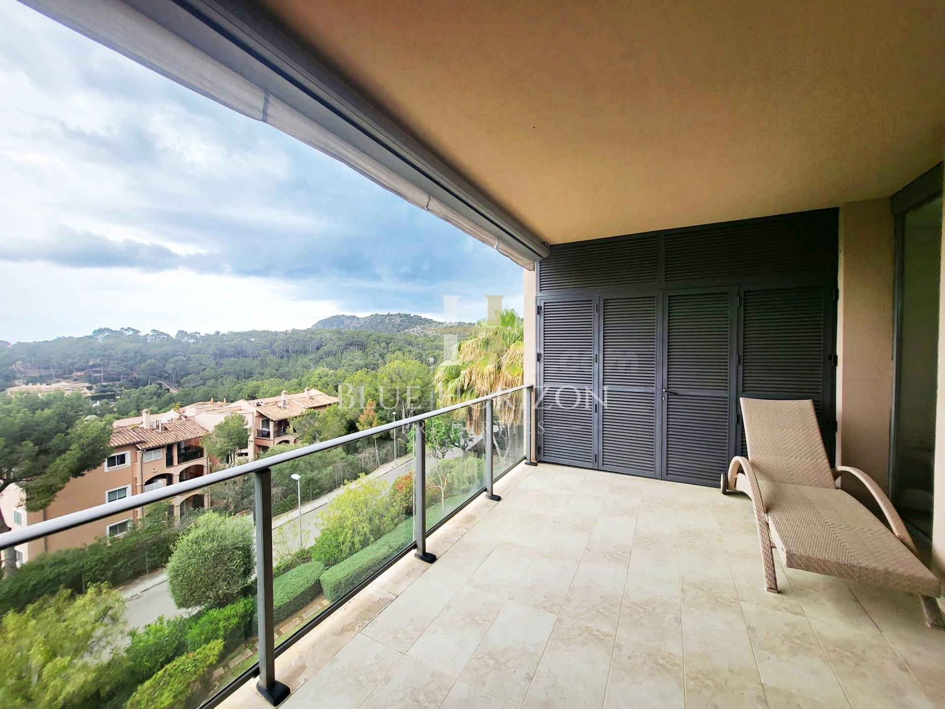 Apartamento luminoso con vistas al mar, terraza, parking y excelente oportunidad de inversión