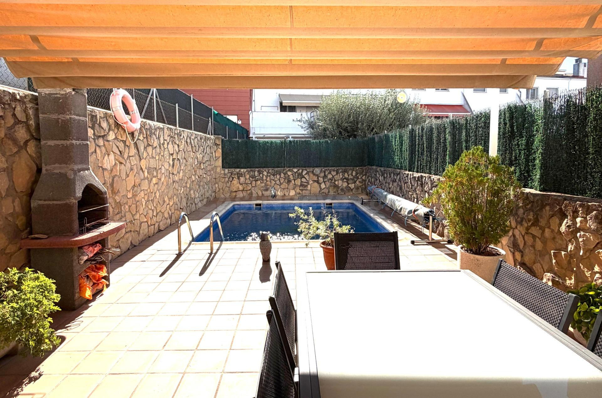 FANTÁSTICA CASA CON JARDÍN Y PISCINA!!!