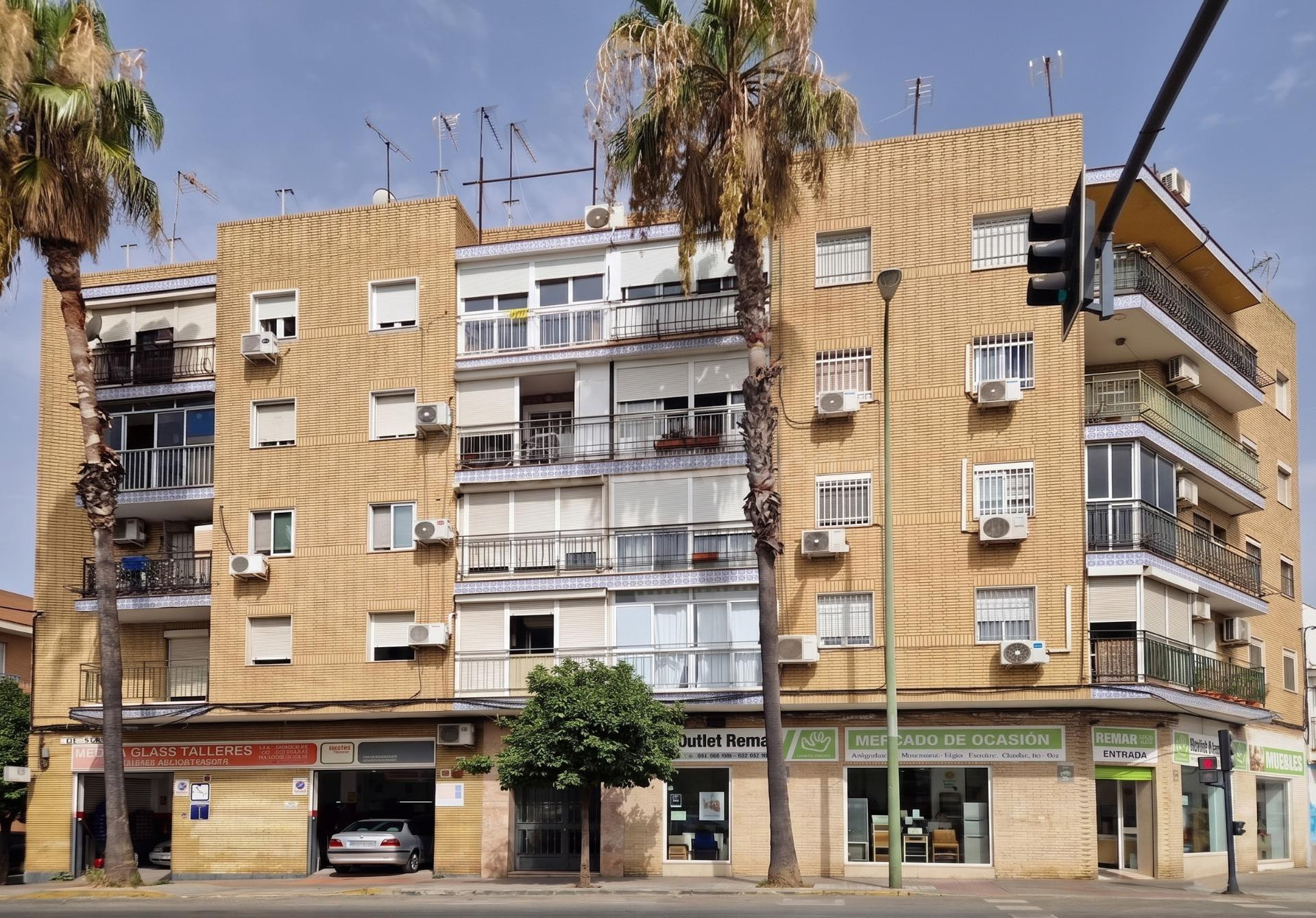 Piso en esquina con terraza junto al Metro La Plata y Cocheras