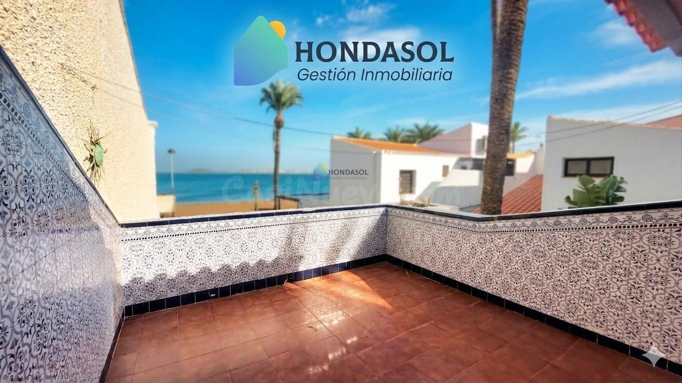 Se vende bungalow 1ª linea en Playa Honda. 1ª planta de 3 dormitorios, 2 baños. Playa Honda