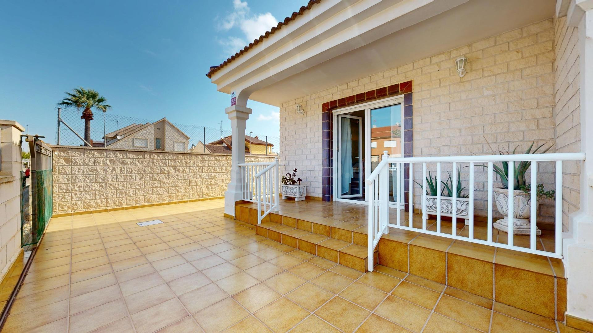 Vivienda en planta baja con amplia terraza, patio y parking propio en San Javier