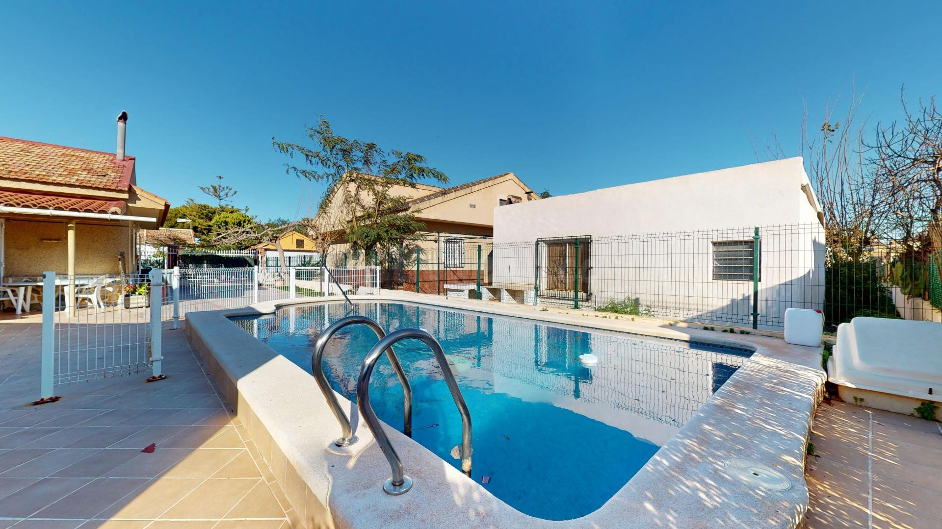 Fantástica PLANTA BAJA independiente con piscina privada en parcela de 470 m2 en Bahía Bella - Alcázares