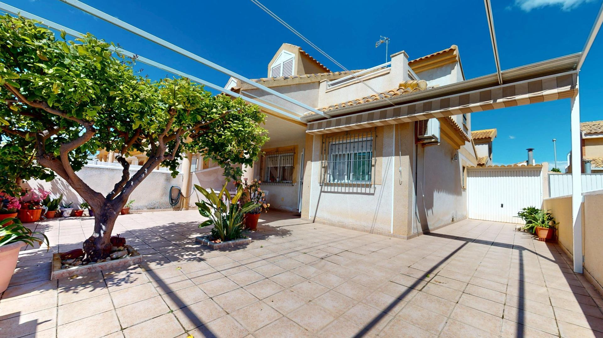 Vivienda en esquina con 4 dormitorios, terraza y gran parcela en Torre de la Horadada