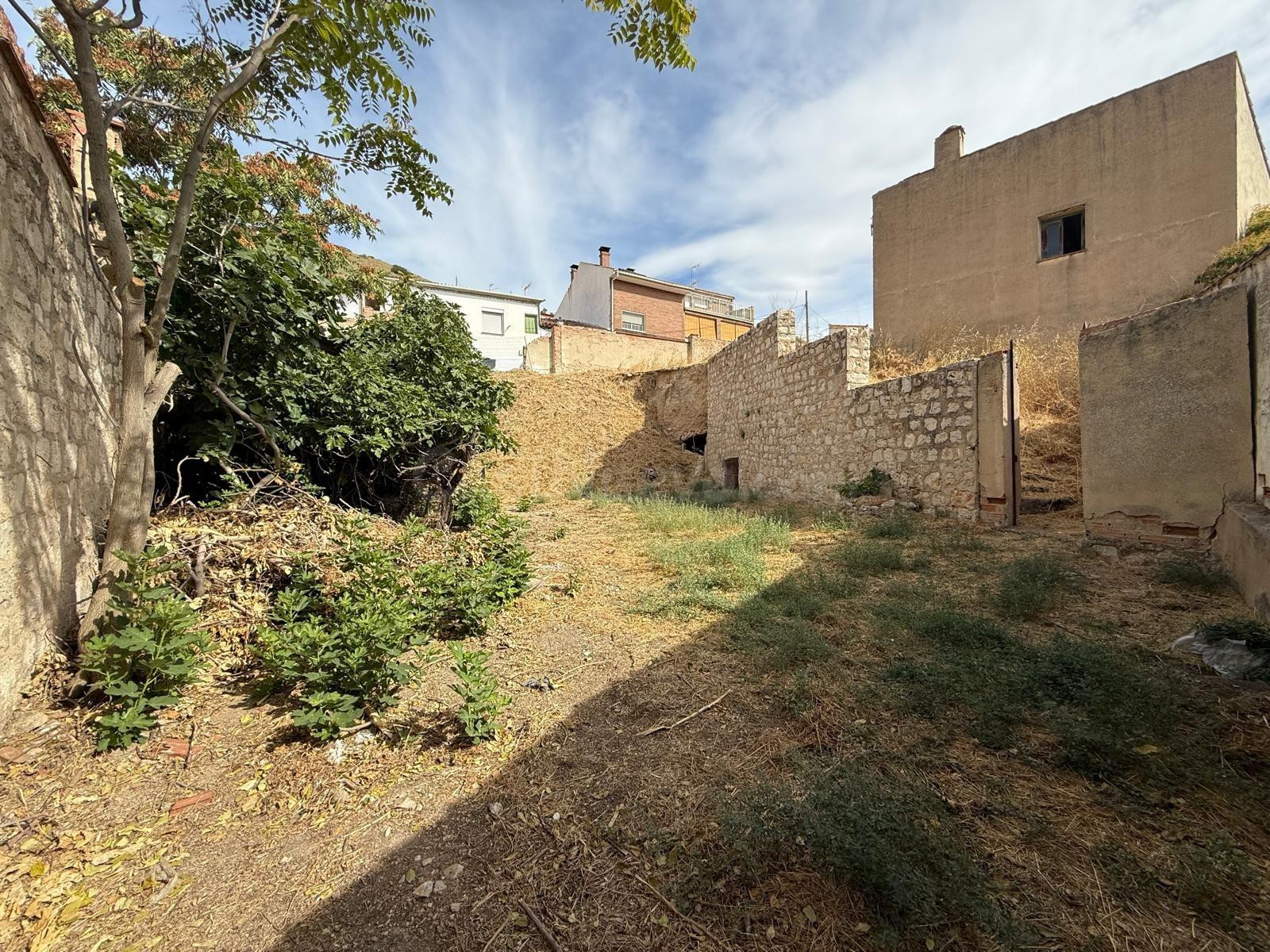 Oportunidad Única: Solar en Venta en Tielmes, Ideal para Des