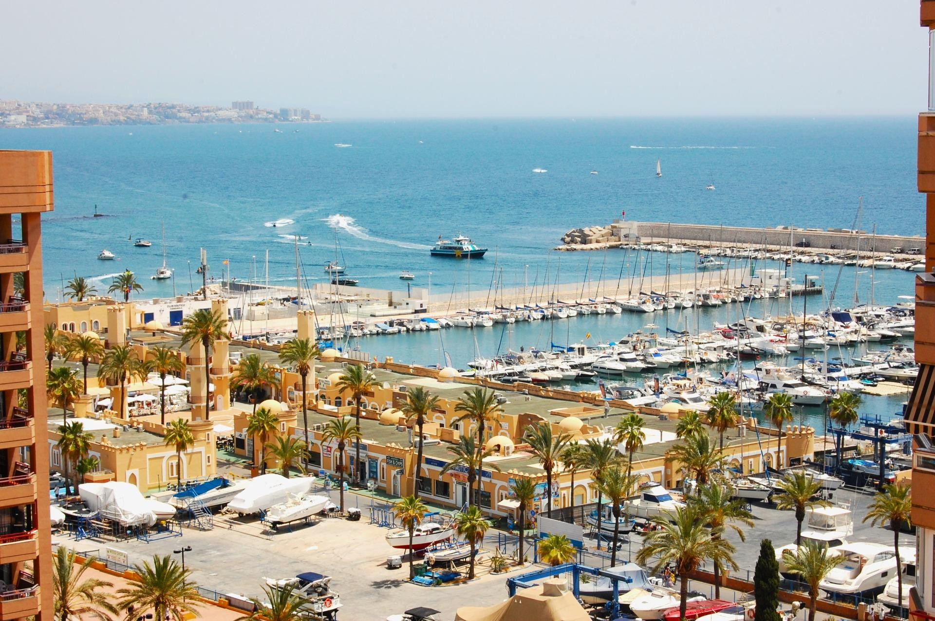 PISO EN VENTA EN FUENGIROLA, FRENTE AL PUERTO DEPORTIVO