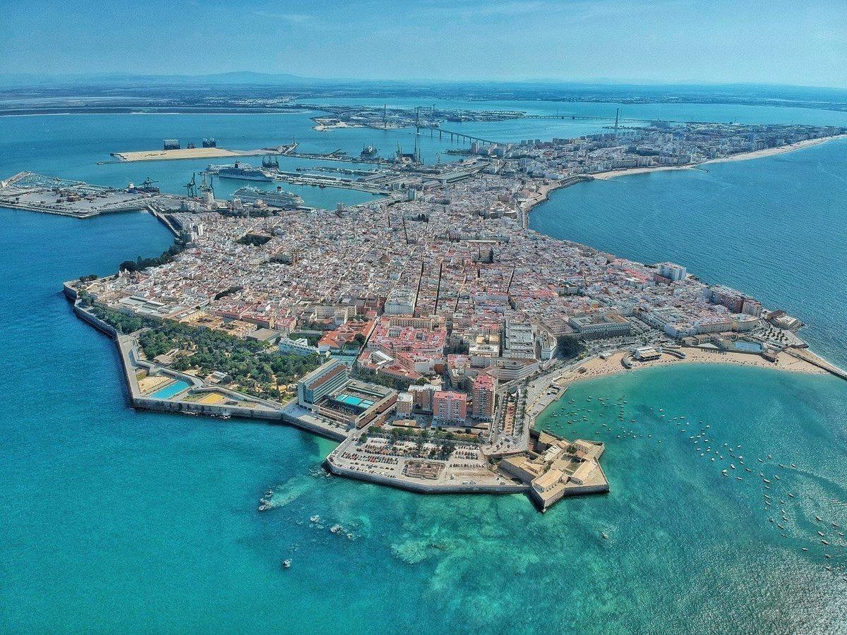 Oportunidad Única en el Corazón de Cádiz: Crea tu Proyecto a Medida (127m2)