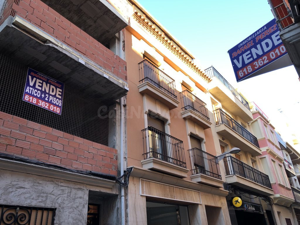 EDIFICIO DE 2 PISOS MAS 1 ATICO PENDIENTE TERMINAR OBRA TODO POR 69.000.-€