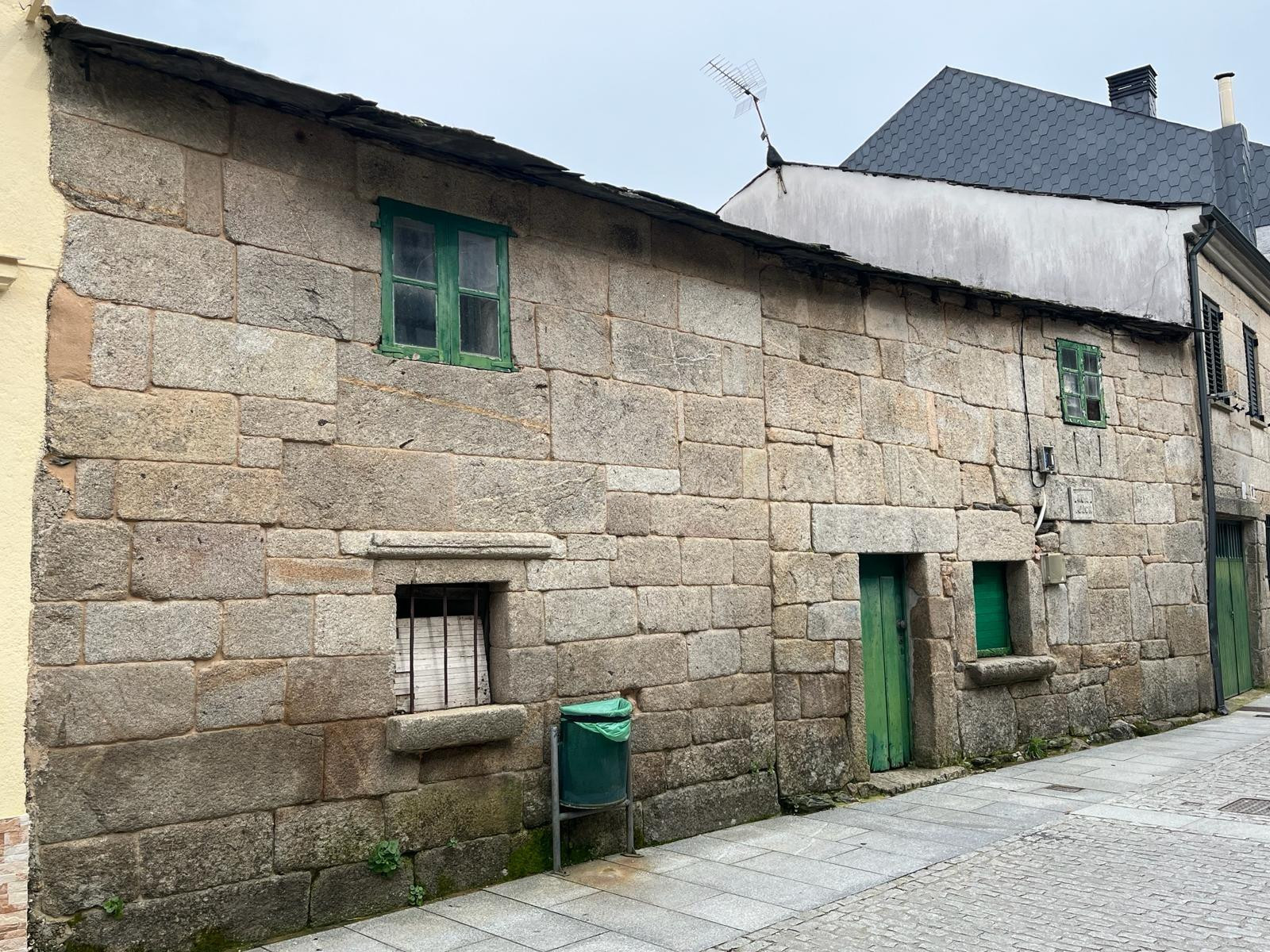 CASA CON TERRENO DE 1200M2 PARA REFORMAR A 1KM DE LA ESTACIÓN DE AVE