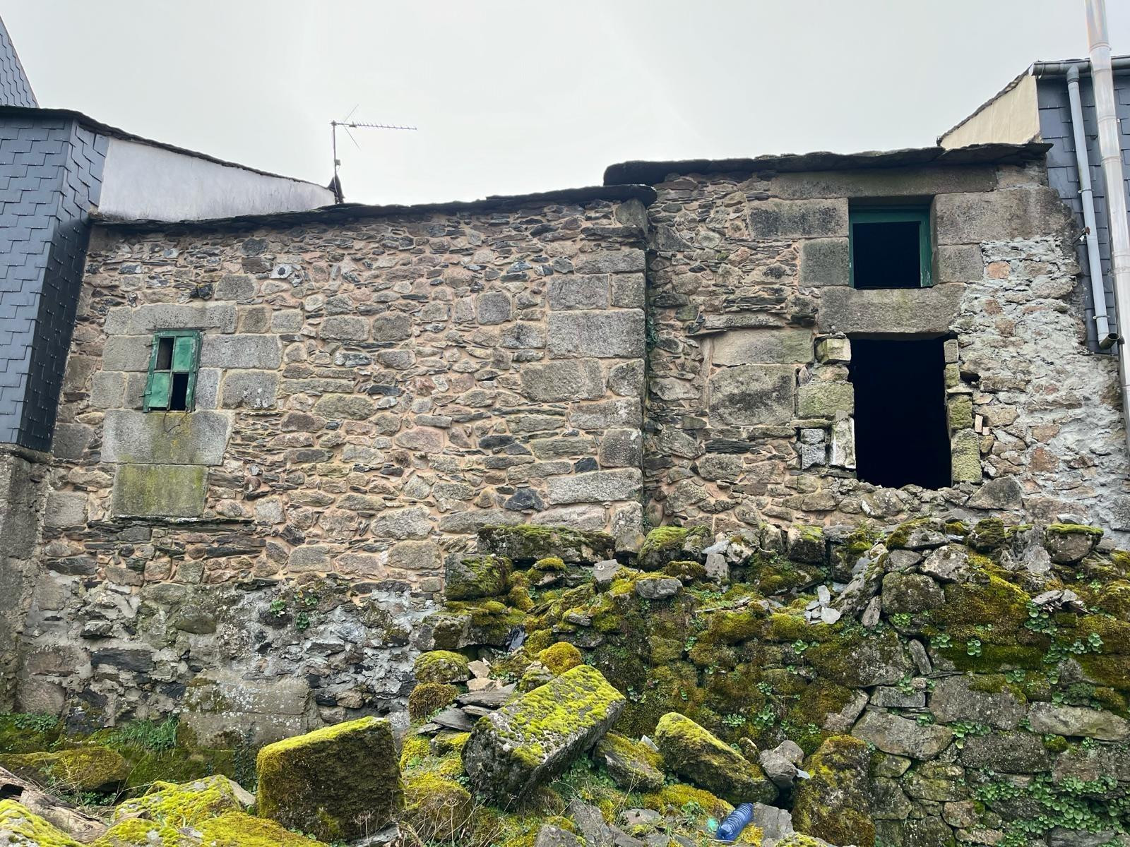 CASA CON TERRENO DE 1200M2 PARA REFORMAR A 1KM DE LA ESTACIÓ - foto 2