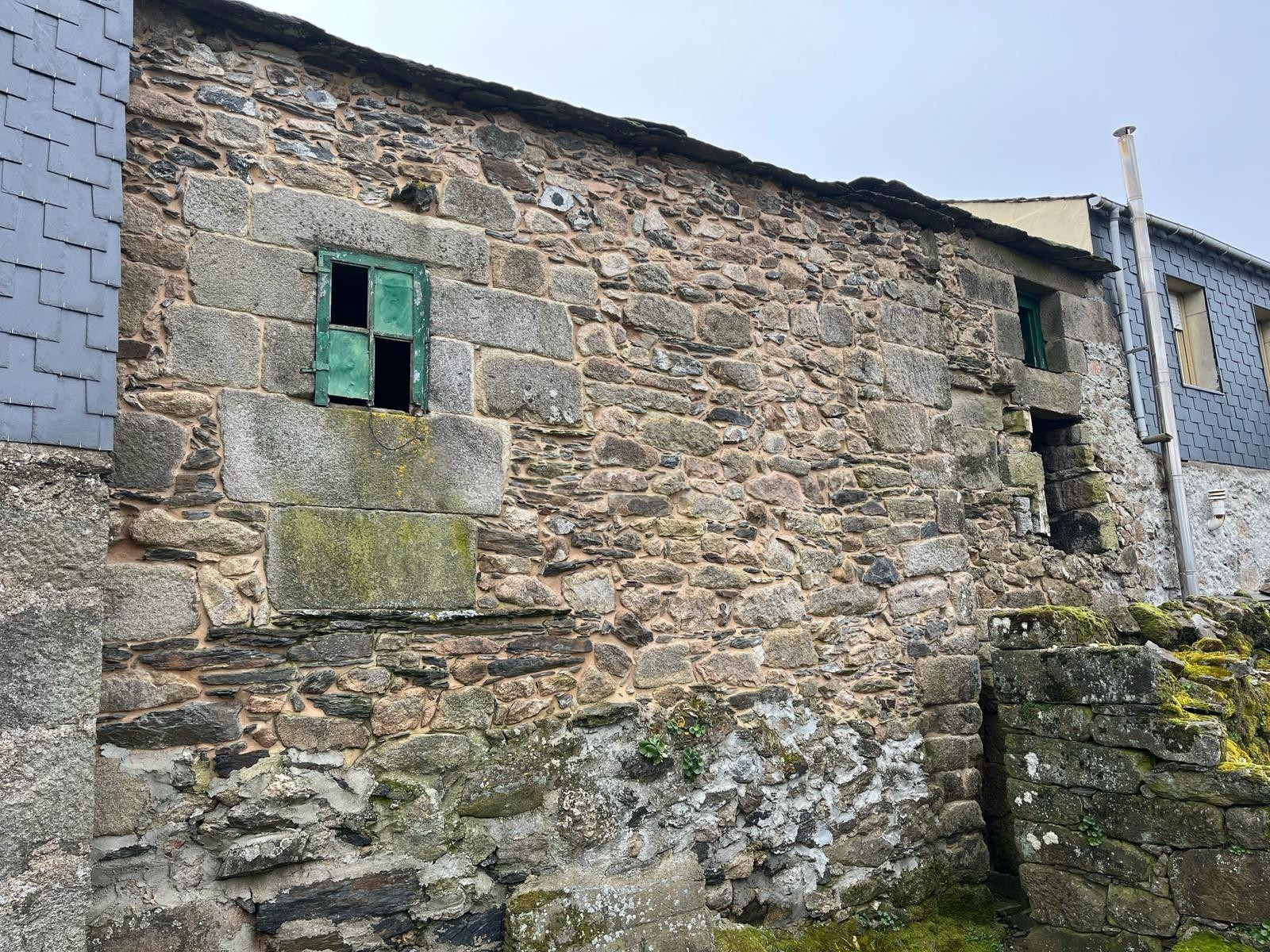 CASA CON TERRENO DE 1200M2 PARA REFORMAR A 1KM DE LA ESTACIÓ - foto 4