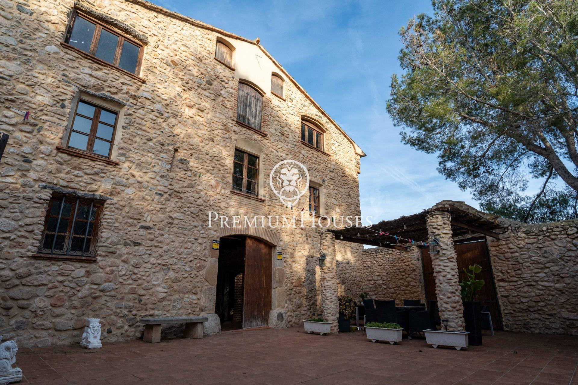 Masía de piedra con jardín en Valls