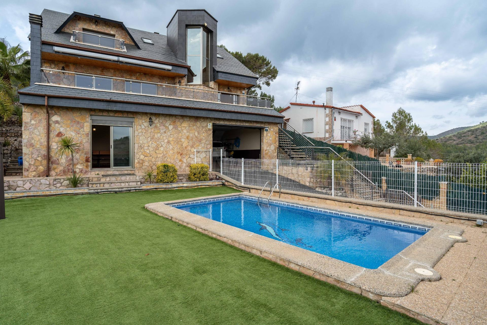 Casa con piscina y vistas a la montaña en Mas Borràs