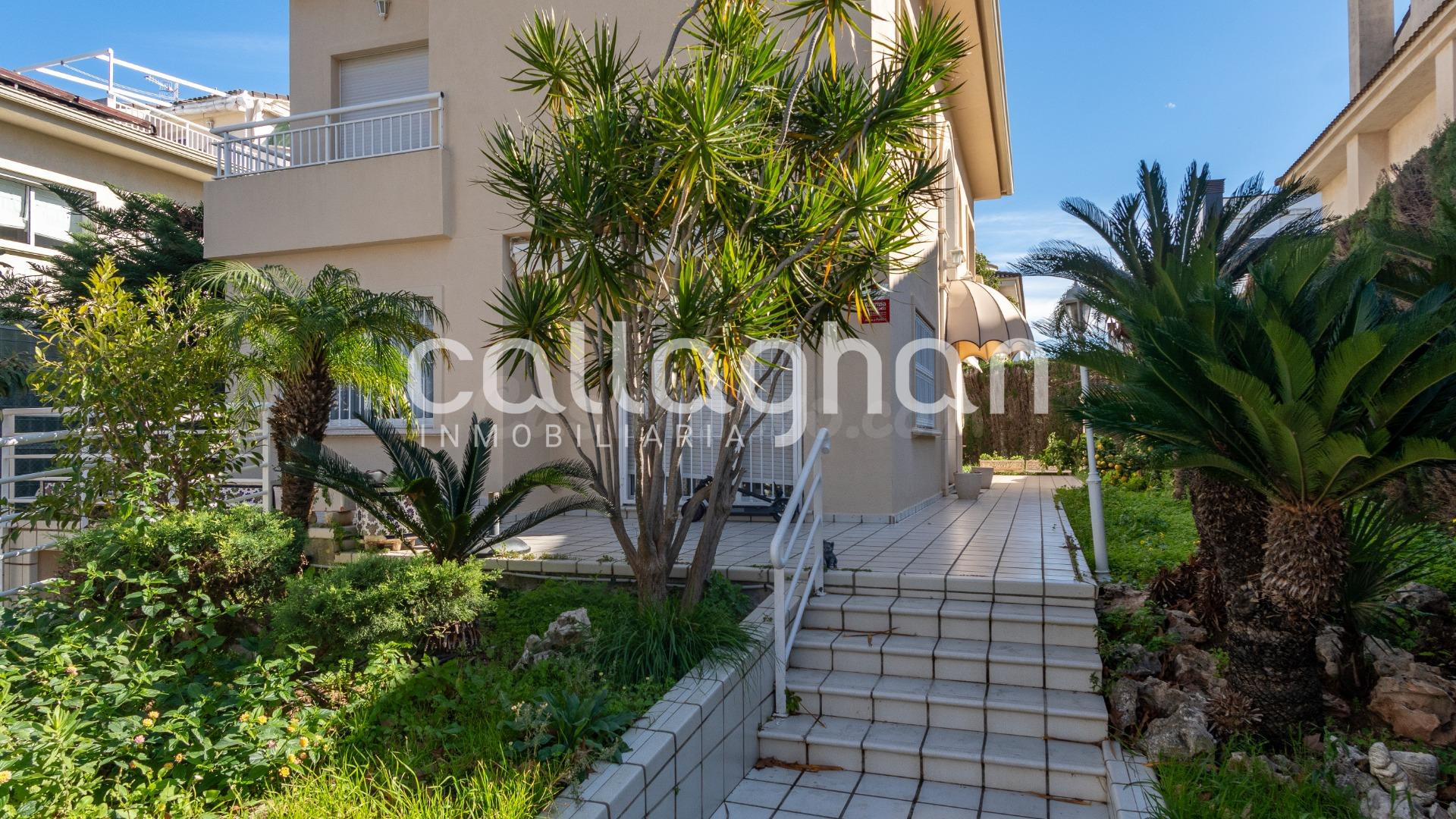 Chalet de lujo en Park Nord: 300 m2 de elegancia, jardín y t