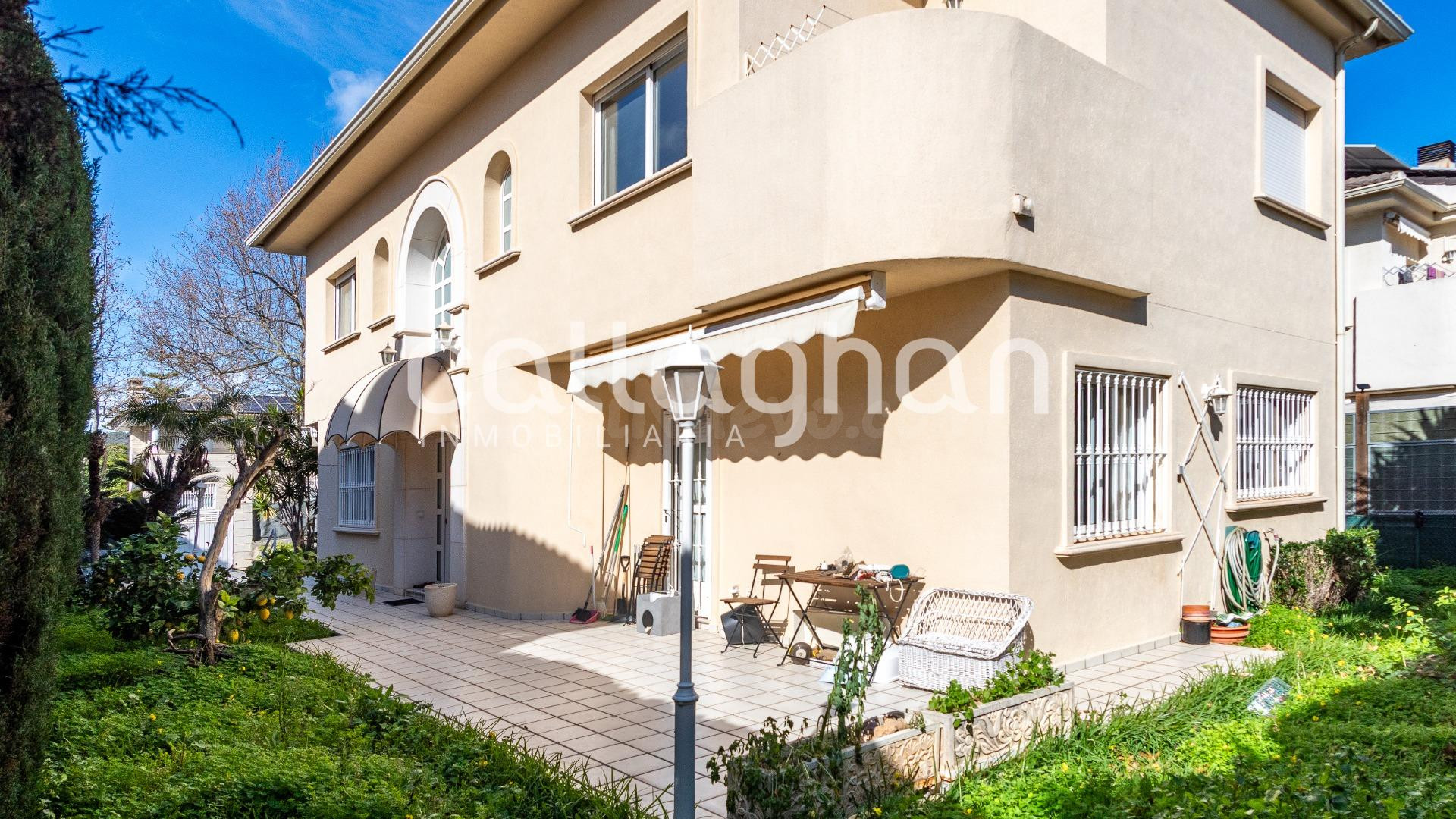 Chalet de lujo en Park Nord: 300 m2 de elegancia, jardín y t - foto 2